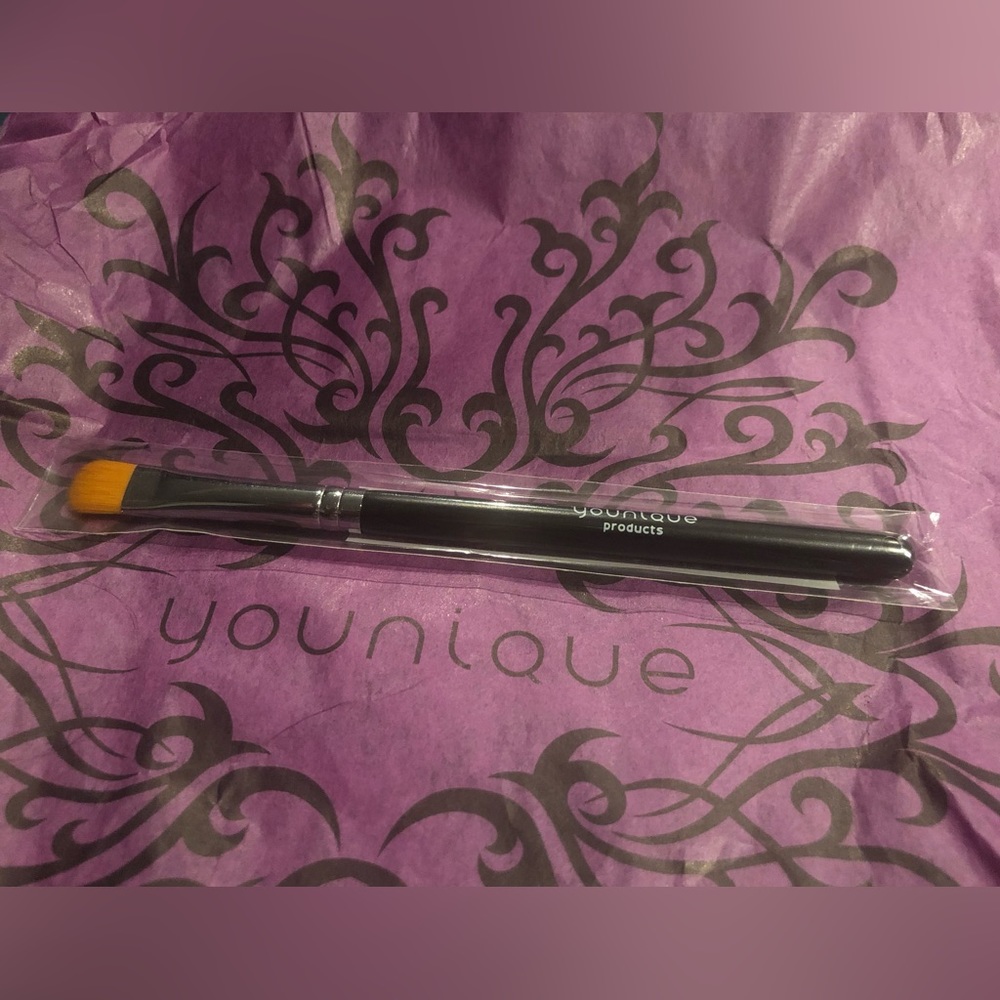 Younique makeup Cream Shadow brush new in packaging.